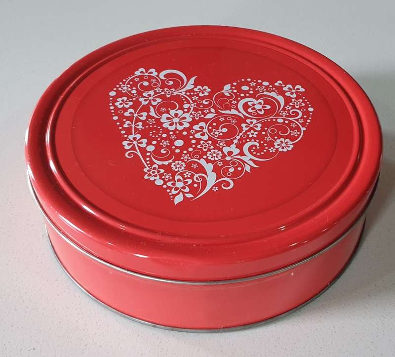 Red tin with hart image as per photos