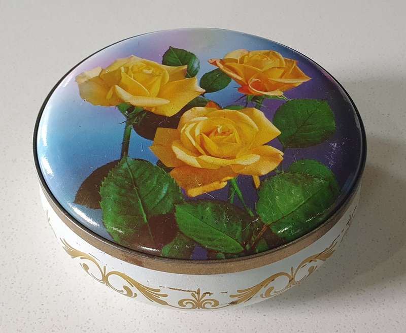 Vintage BEACON LYGON with yellow rose image tin as per photos