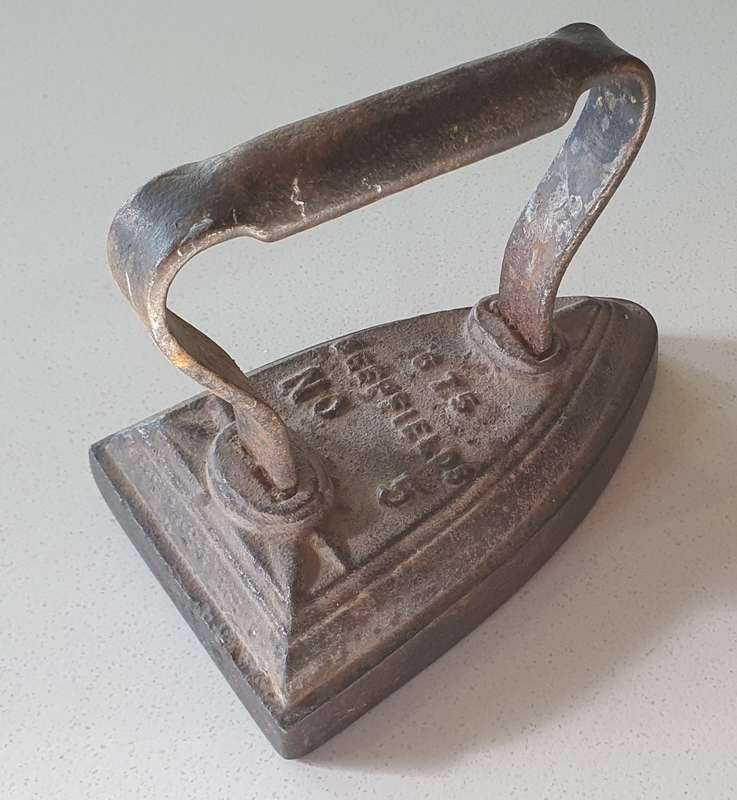 Vintage cast iron, coal stove 675 DEEPFIELDS No.5 clothing Sad Iron as per photo