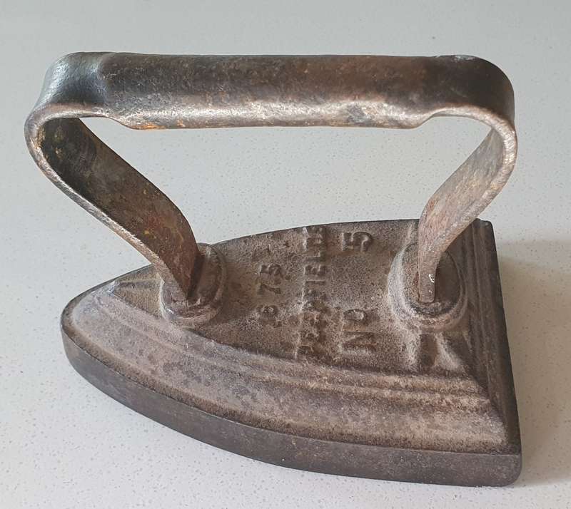 Vintage cast iron, coal stove 675 DEEPFIELDS No.5 clothing Sad Iron as per photo