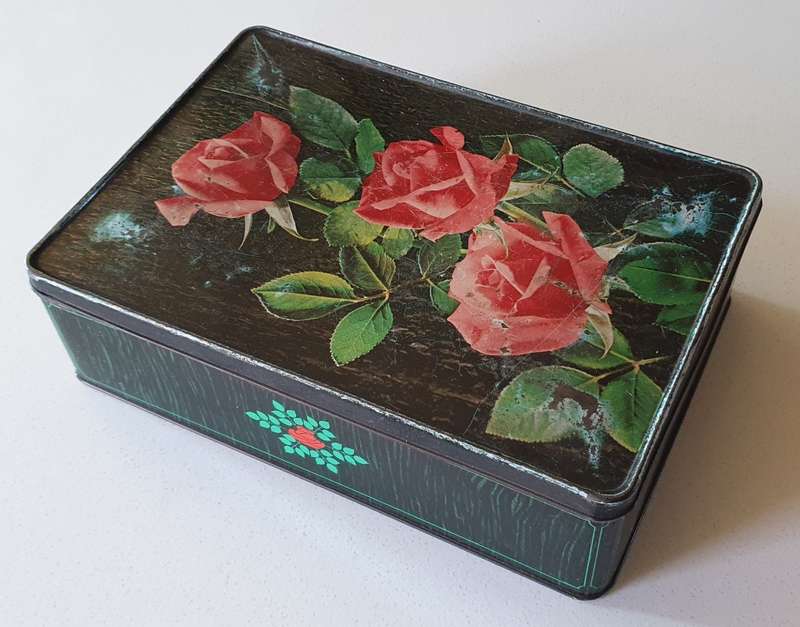 Vintage BAUMANN`S BISCUIT tin with  image roses as per photos