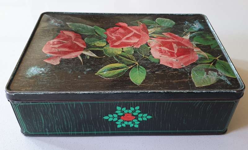 Vintage BAUMANN`S BISCUIT tin with  image roses as per photos