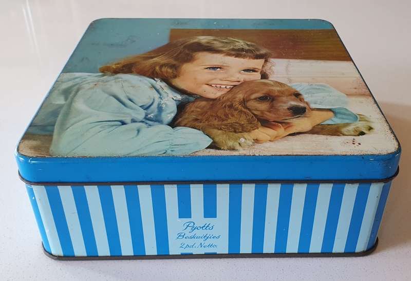 2lb PYOTTS biscuits tin as per photos