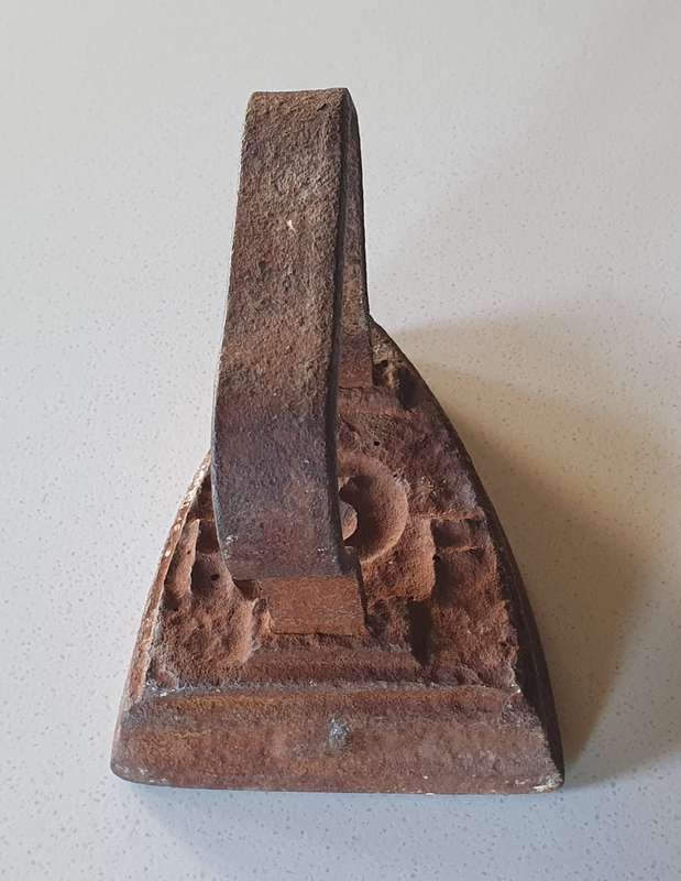 Vintage cast iron, coal stove no.3 RF clothing Sad Iron as per photo