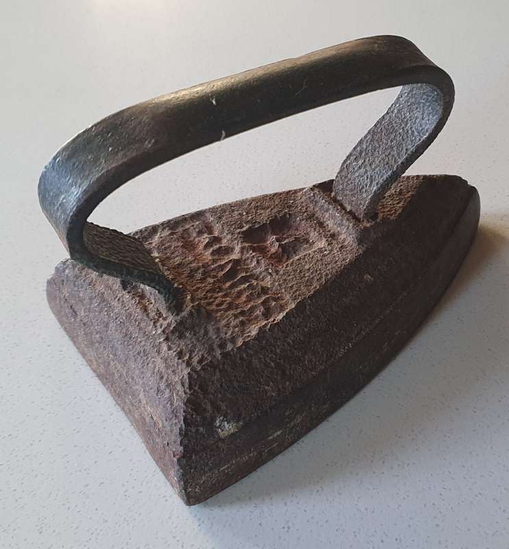 Vintage cast iron, coal stove no.4 FALKIRK clothing Sad Iron as per photo