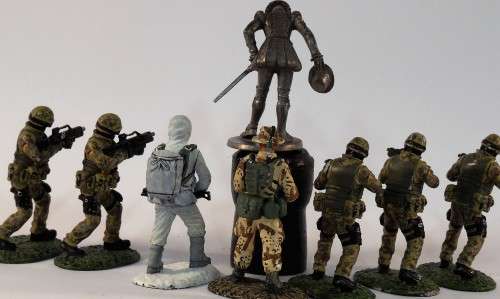 8 x cast solid figurines                   (#39)