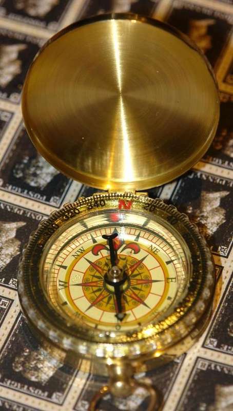 !!!LOOK!!!! GORGEOUS VINTAGE LOOK COMPASS!!! IN EXCELLENT CONDITION.!!!!