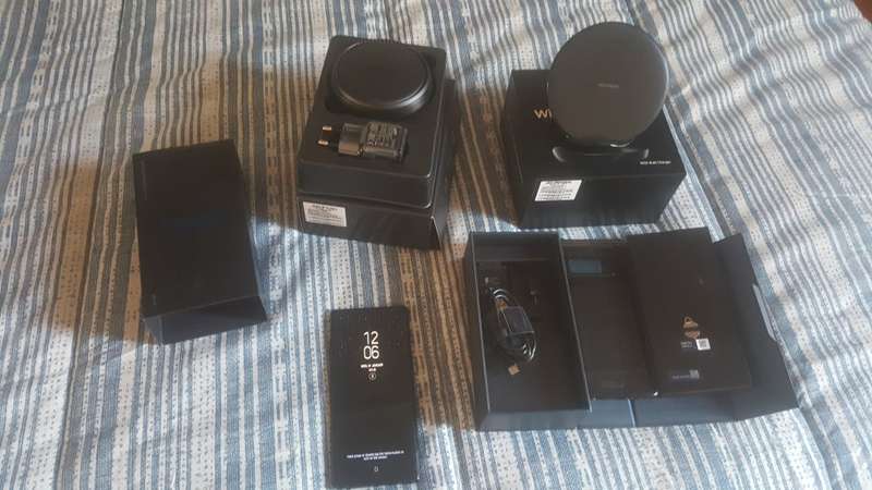 **MINT CONDITION**SAMSUNG NOTE 8 64GB + DEX STATION + WIRELESS CHARGER