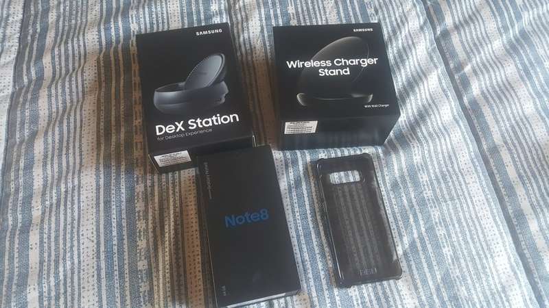 **MINT CONDITION**SAMSUNG NOTE 8 64GB + DEX STATION + WIRELESS CHARGER