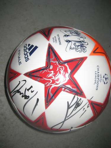 FC Barcelona squad signed Champions League Final ball