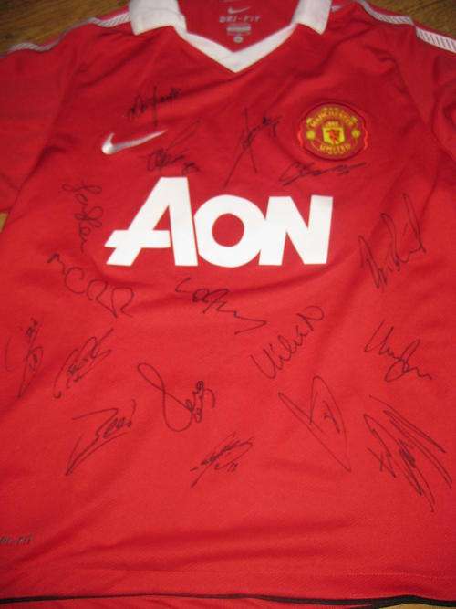 Man Utd squad signed 2010-11 new home shirt Rooney Hernandez