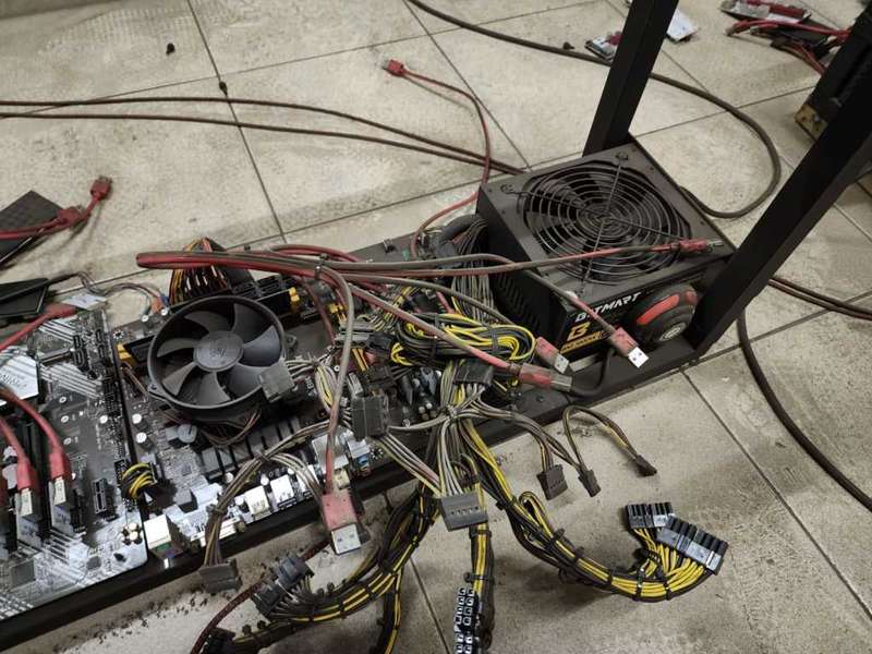 Crypto mining rig [12 card frame, 1800w PSUs]
