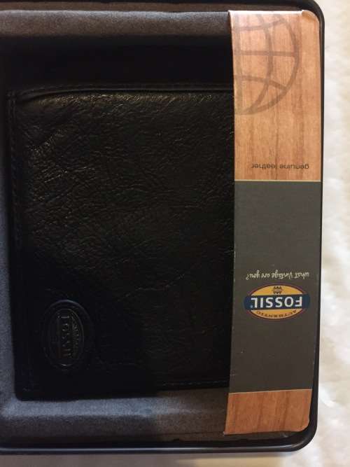 Fossil Men`s Genuine Leather Wallet with original box
