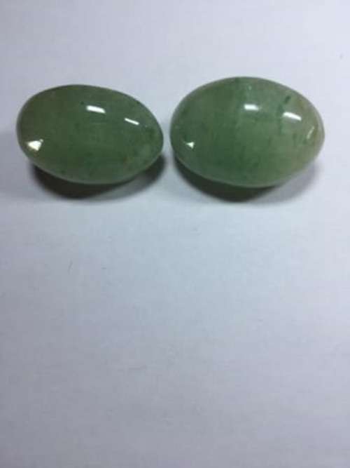 *Beautiful! Vintage Clip On Earrings - Green Stone*