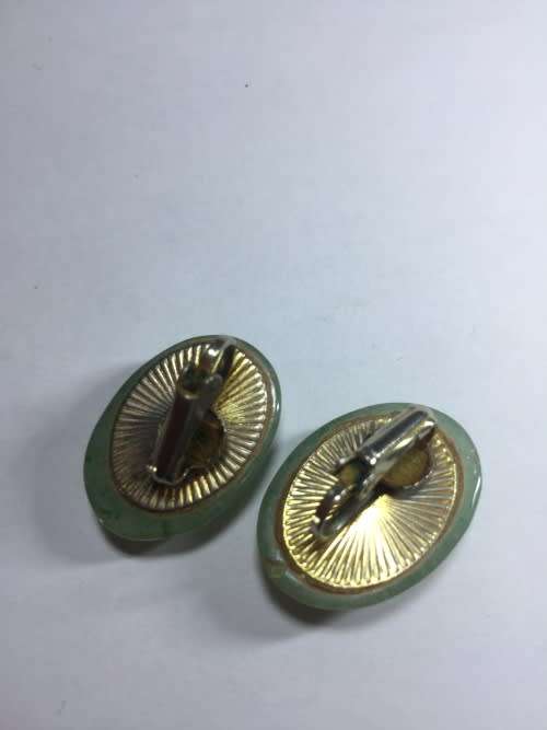*Beautiful! Vintage Clip On Earrings - Green Stone*