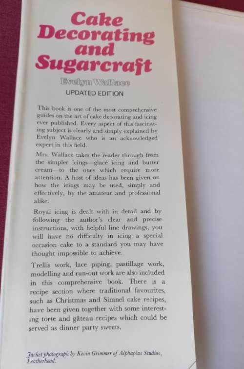 Cake Decorating and Sugarcraft - Evelyn Wallace - Hardcover - 192 Pages