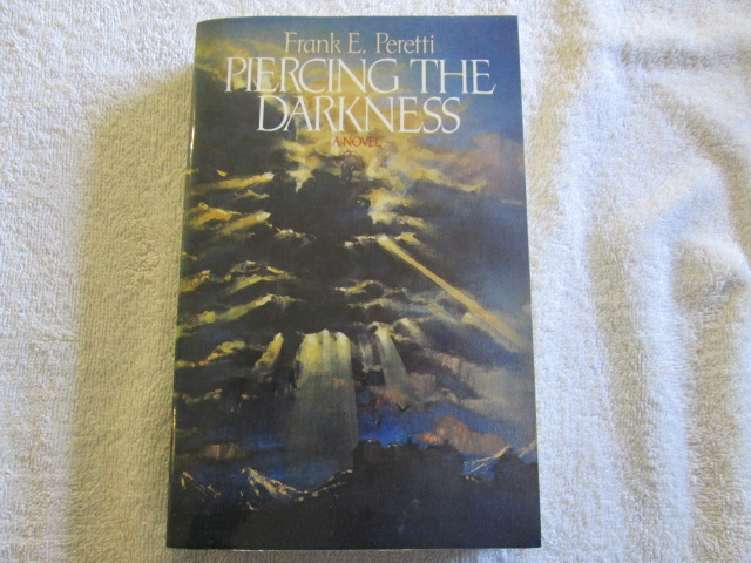 Piercing the Darkness - Frank E. Peretti