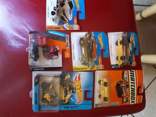1:64 Hot wheels x 4 + Matchbox x 2 models