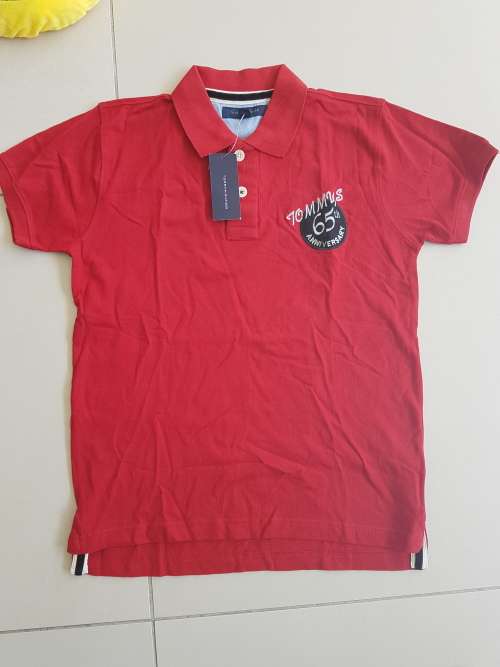 NEW!!! TOMMY HILFIGER TSHIRT. SIZE MEDIUM.RED