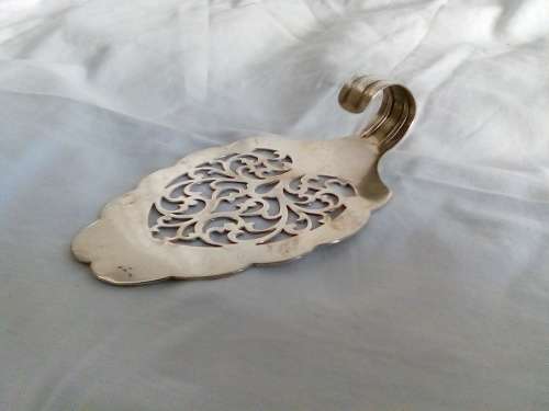 I HAVE A STUNNING LITTLE EPNS CAKE LIFTER - MADE IN ENGLAND