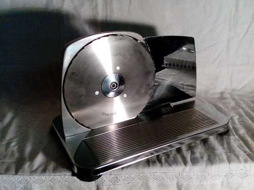 THIS IS A MARVELOUS VINTAGE PINEWARE BREAD SLICER IN GOOD CONDITION!!