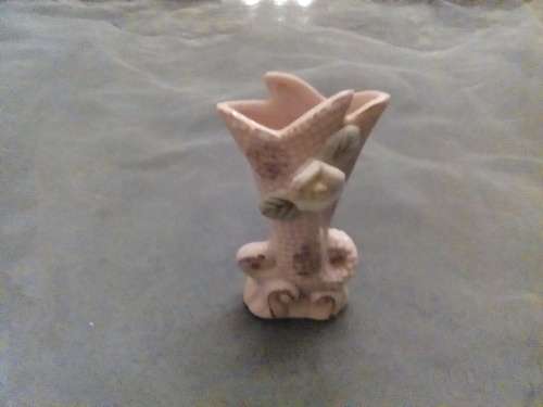 THIS IS A BEAUTIFUL LITTLE PINK CERAMIIC ''ROSE'' VASE - STUNNING PIECE!!!!