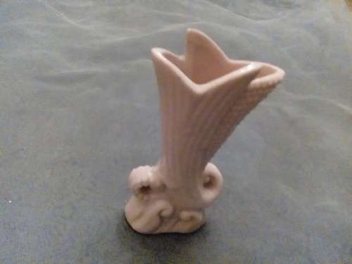 THIS IS A BEAUTIFUL LITTLE PINK CERAMIIC ''ROSE'' VASE - STUNNING PIECE!!!!
