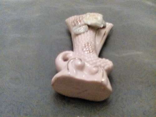 THIS IS A BEAUTIFUL LITTLE PINK CERAMIIC ''ROSE'' VASE - STUNNING PIECE!!!!
