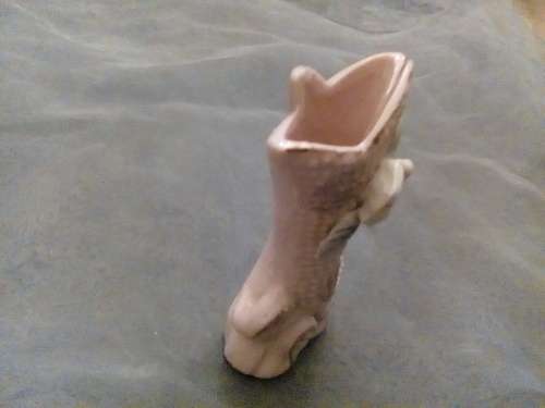 THIS IS A BEAUTIFUL LITTLE PINK CERAMIIC ''ROSE'' VASE - STUNNING PIECE!!!!