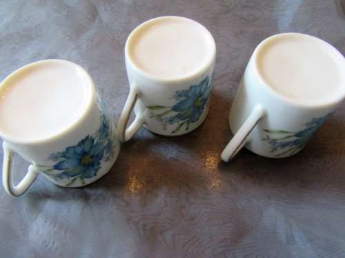 I HAVE 3 STUNNING LITTLE TEA CUPS - SUCH EXQUISITE PIECES!!!!