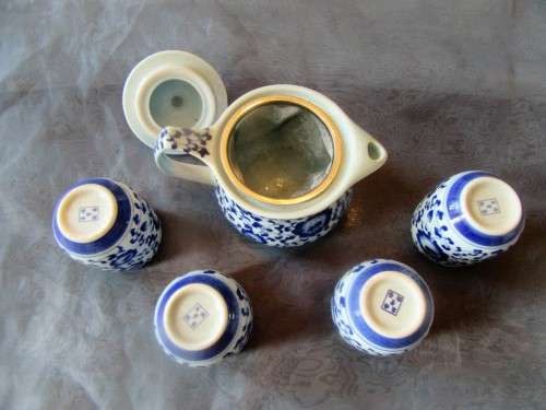 LOOK AT THIS EXQUISITE ORIENTAL TEA POT WITH 4 CUPS - STUNNING FOR YOUR COLLECTION!!!