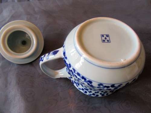 LOOK AT THIS EXQUISITE ORIENTAL TEA POT WITH 4 CUPS - STUNNING FOR YOUR COLLECTION!!!