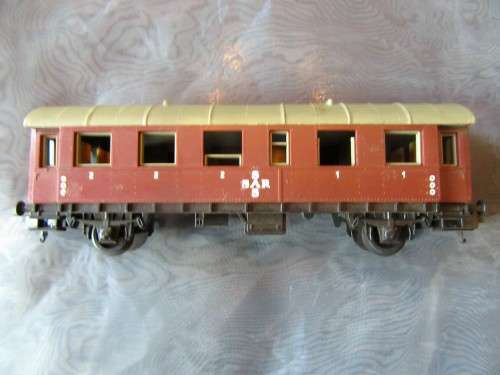 THIS IS A STUNNING LIMA "HO'' SCALE SAR RAILWAY COUCH - SUCH A COLLECTABLE PIECE!!!!