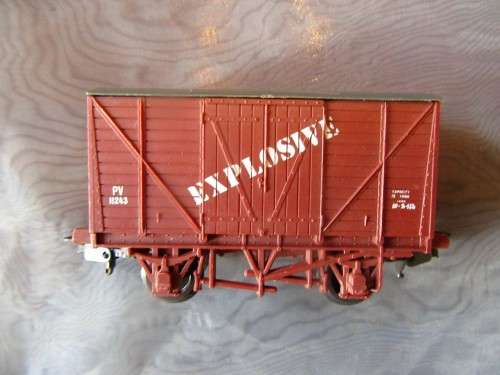 THIS IS A STUNNING ''LIMA HO'' SCALE EXPLOSIVES RAILWAY CARRIER - SUCH A COLLECTABLE PIECE!!!!