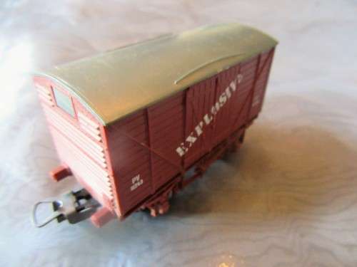 THIS IS A STUNNING ''LIMA HO'' SCALE EXPLOSIVES RAILWAY CARRIER - SUCH A COLLECTABLE PIECE!!!!