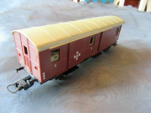 THIS IS A STUNNING ''LIMA HO'' SCALE PASSENGER RAILWAY CARRIER - SUCH A COLLECTABLE PIECE!!!!
