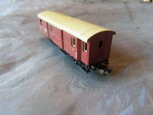 THIS IS A STUNNING ''LIMA HO'' SCALE PASSENGER RAILWAY CARRIER - SUCH A COLLECTABLE PIECE!!!!