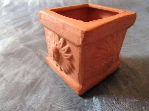 LOOK AT THIS BEAUTIFUL LITTLE POTTERY TEA LIGHT HOLDER - SUCH A CUTE PIECE!!!!