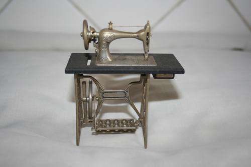 AN EXQUISITE MINIATURE SEWING MACHINE!