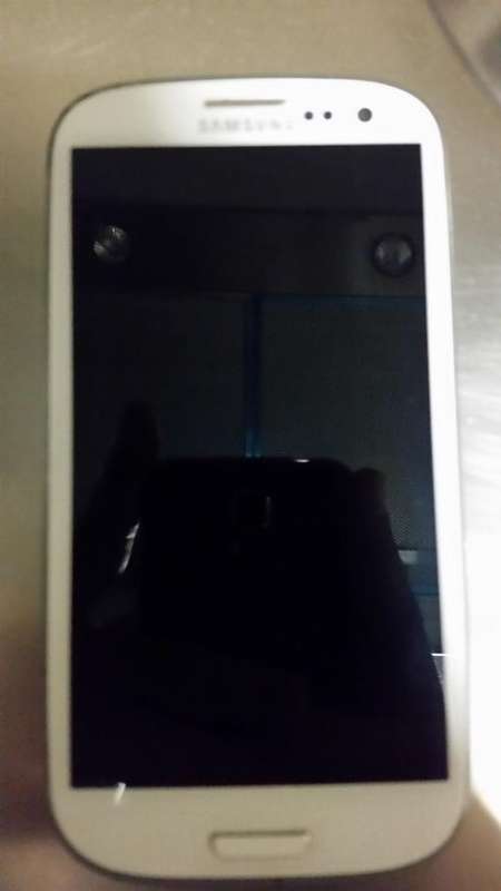 Samsung Galaxy S3 (White, 32Gb) + flip cover + 8GB micro SD card