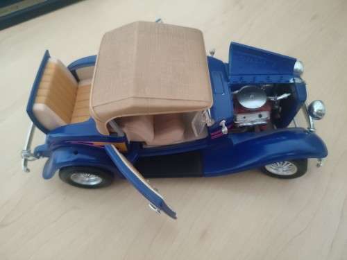 Road Legends 1932 Ford Roadster Street Rod 1:18 Scale Blue