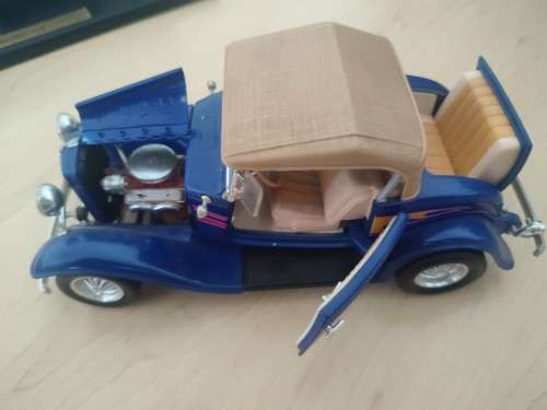 Road Legends 1932 Ford Roadster Street Rod 1:18 Scale Blue
