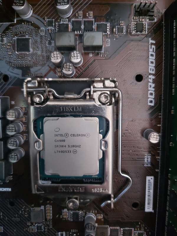 Intel Celeron G4900 CPU (8th gen)
