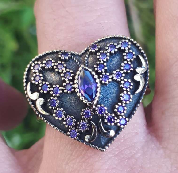 925 Sterling Silver Heart Shaped Ring with Amethysts