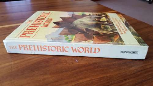 The Prehistoric World: The Fascinating Story of Life on Earth - Large Hardcover