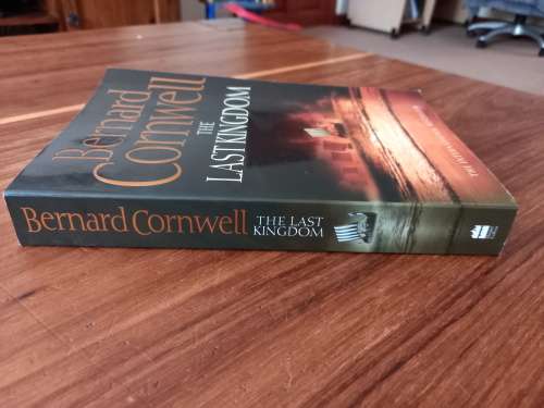 The Last Kingdom (The Last Kingdom #1) by Bernard Cornwell - Large Softcover