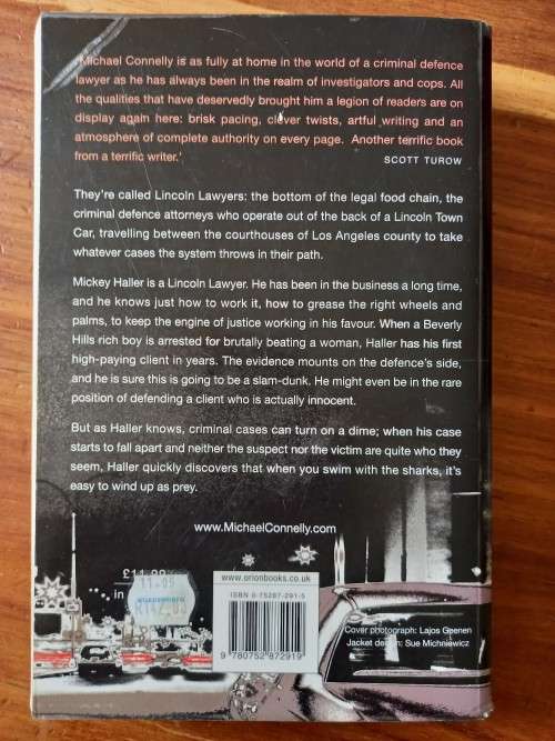 The Lincoln Lawyer (Mickey Haller #1) by Michael Connelly - Large Softcover