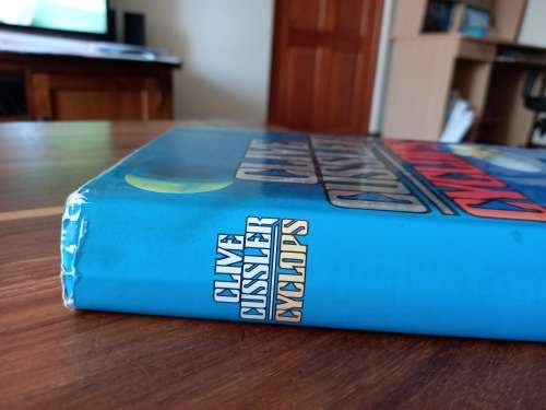 Cyclops (Dirk Pitt #8) by Clive Cussler - Large Hardcover