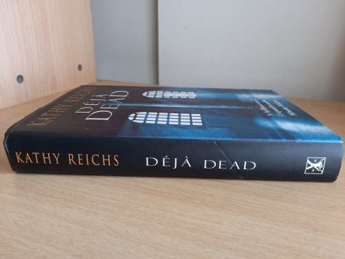 Deja Dead (Temperance Brennan #1) by Kathy Reichs - Large Hardcover