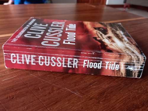 Flood Tide (Dirk Pitt #14) by Clive Cussler